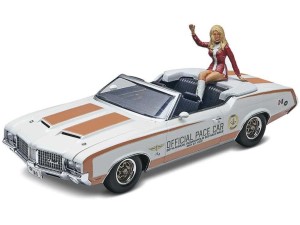 Revell Monogram 72 Olds Indy Pace Car with figures 1:25